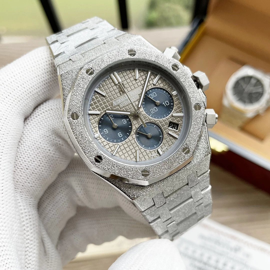 Silver case, Gray dial, Steel bracelet, Blue subdial