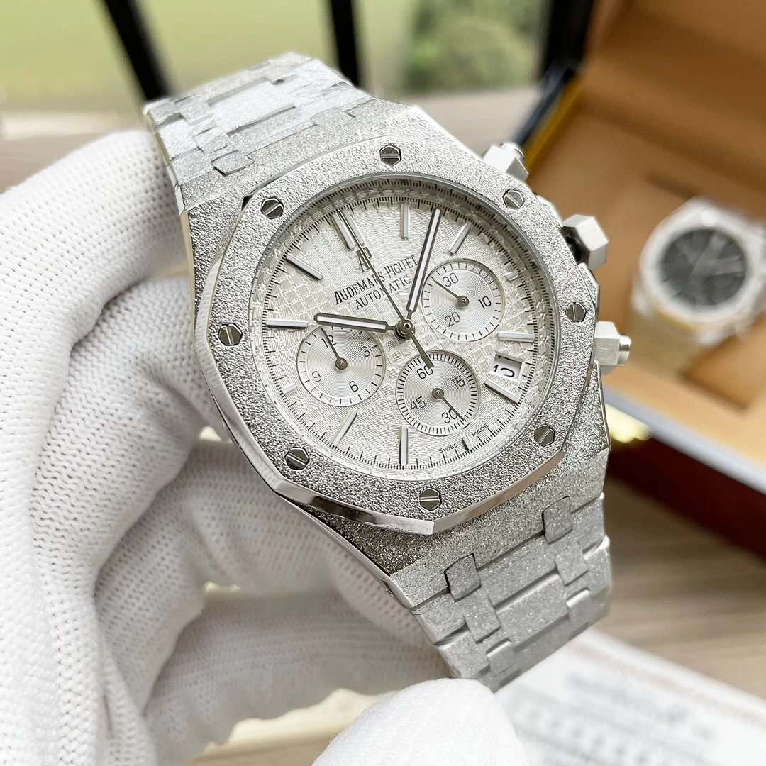 Silver case, White dial, Steel bracelet, White subdial