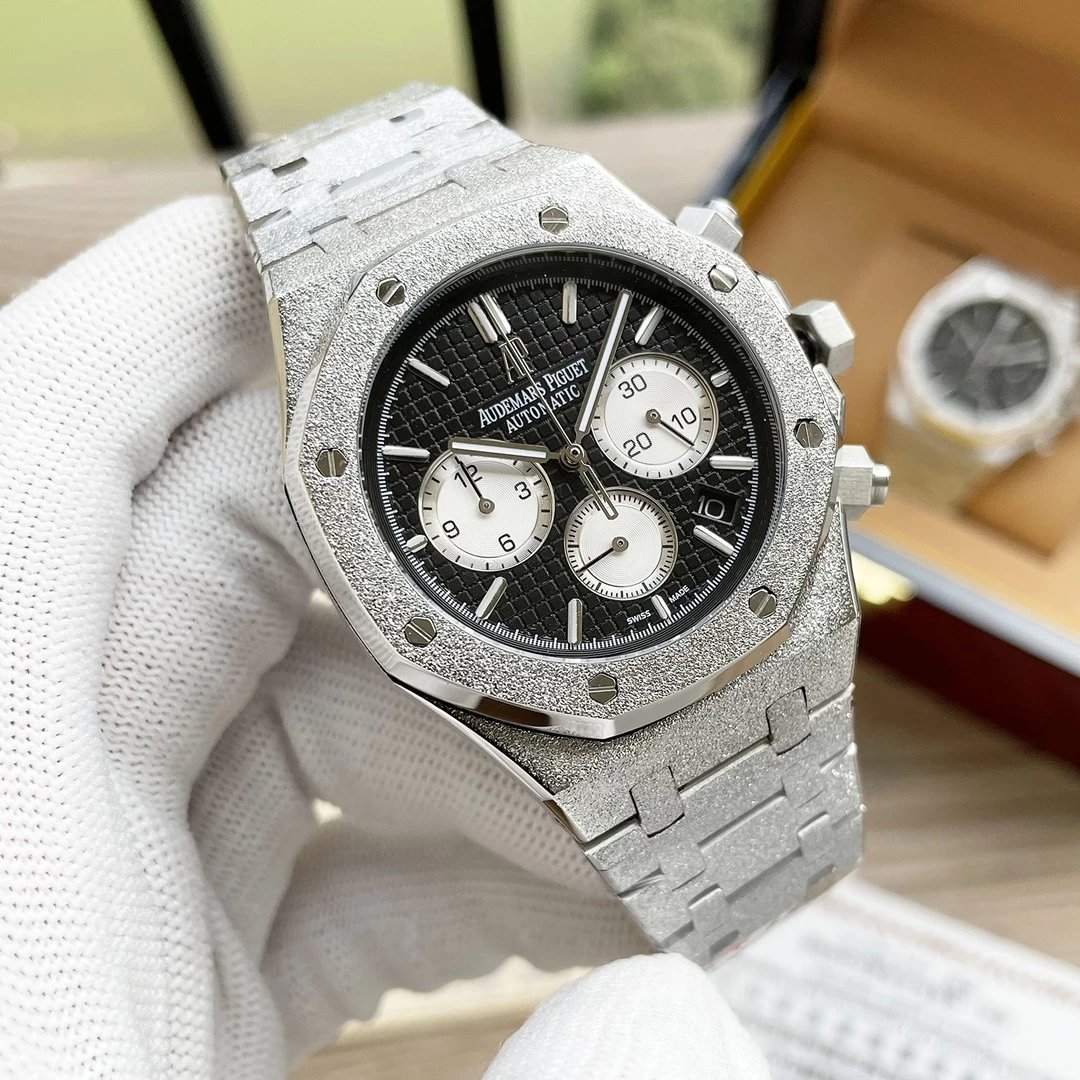 Silver case, Black dial, Steel bracelet, White subdial