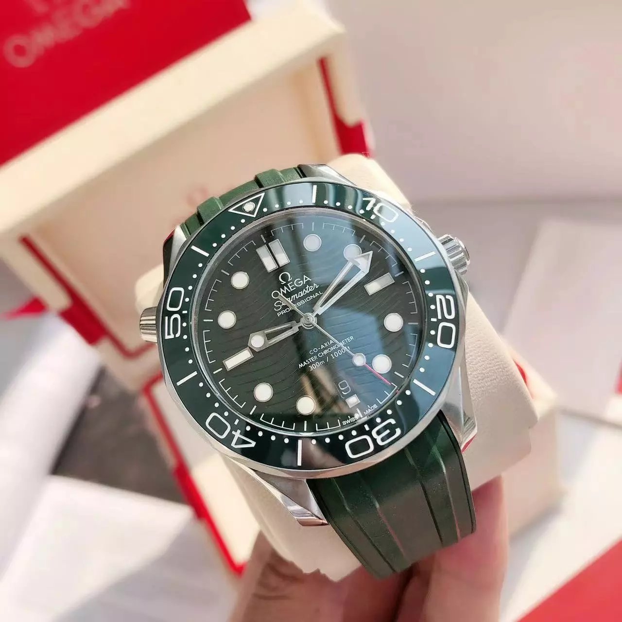 Silver case · Green dial with green rubber strap [Green bezel]