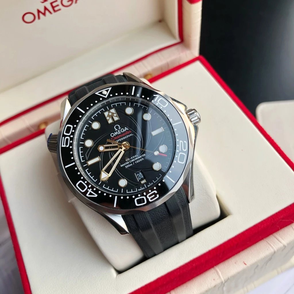 Silver case · Black dial with black rubber strap [Gold hands]