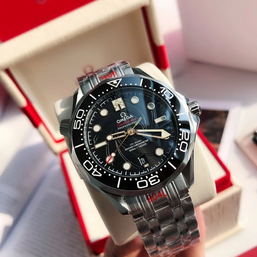 Silver case · Black dial with steel band [Gold hands]