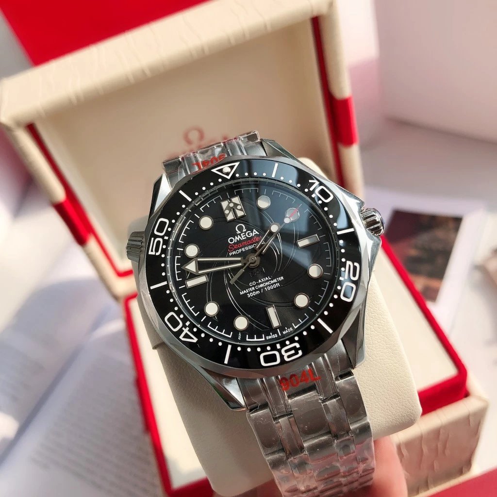 Silver case · Black dial with steel band [Silver hands]