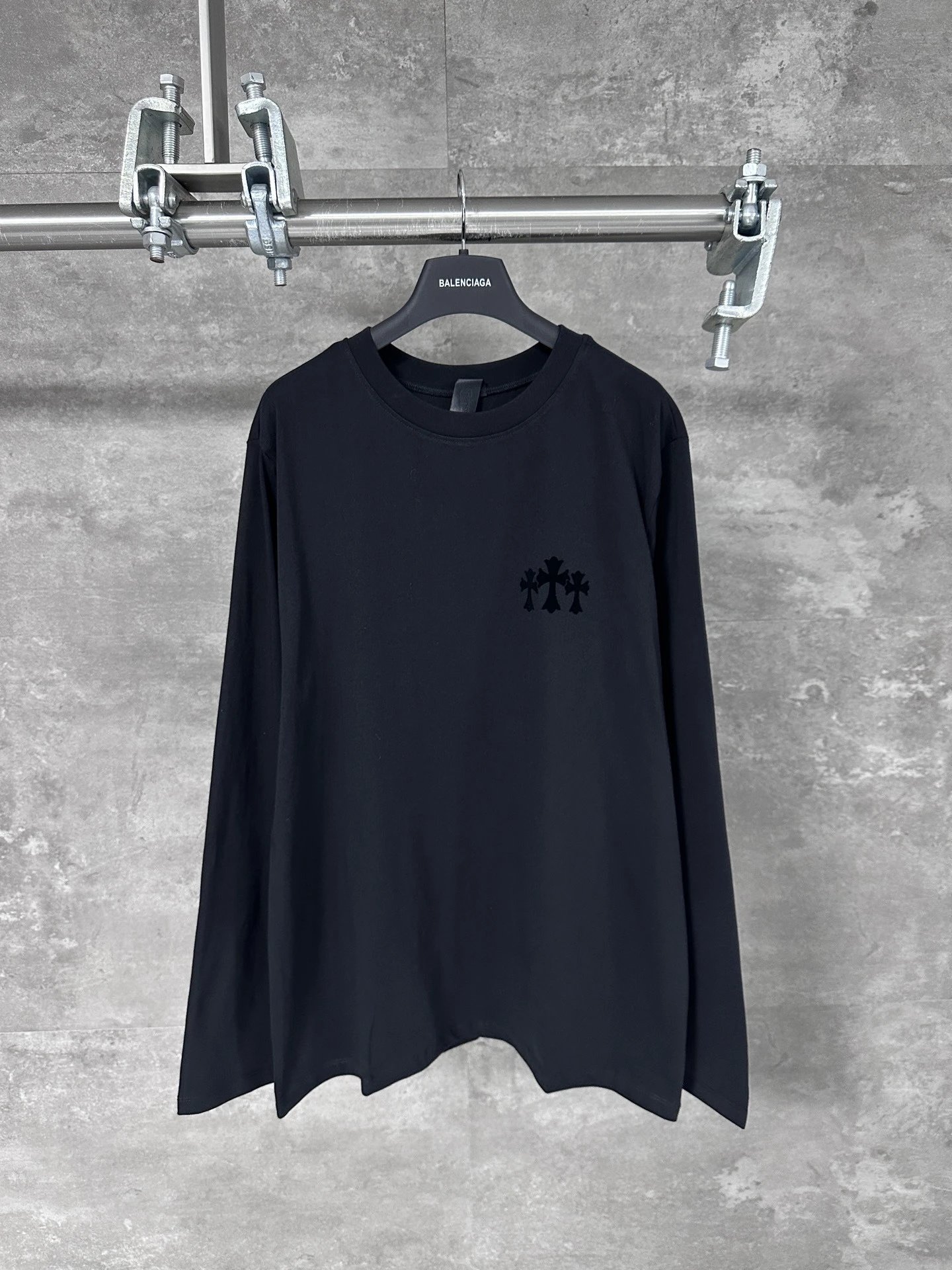 Memorable loose long sleeved unisex style