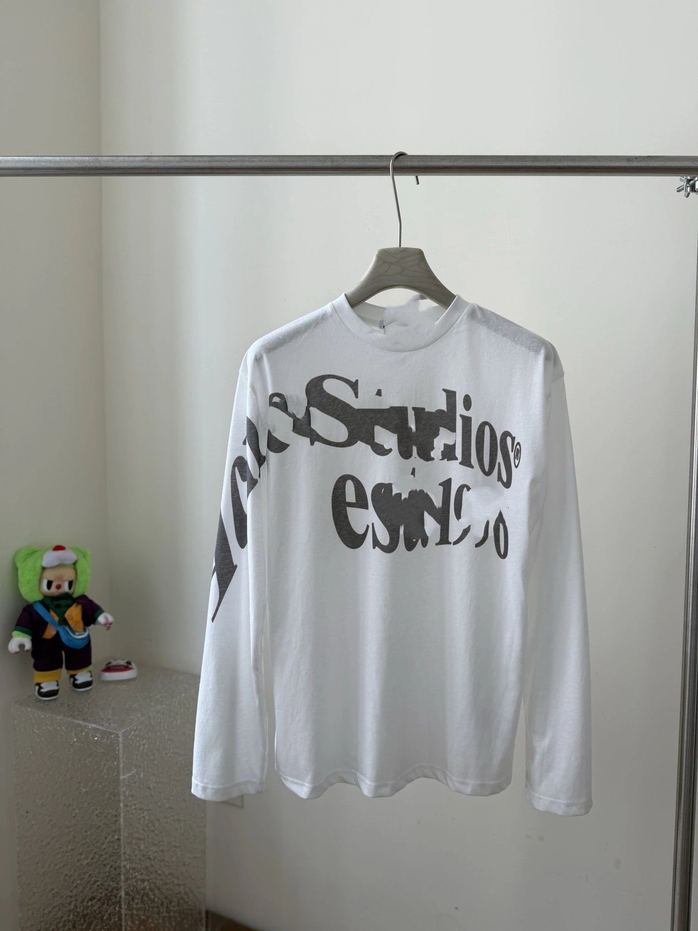 04 White