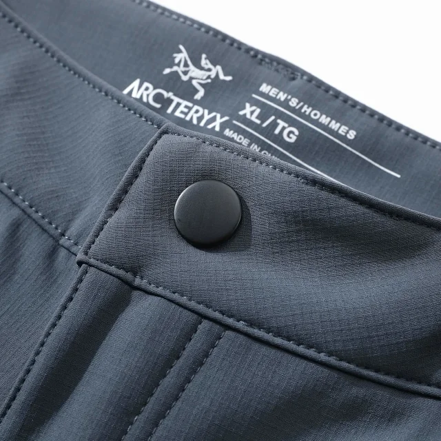Arc'teryx Trousers GORE-TEX cargo with zippered thigh pocket product detail image 19