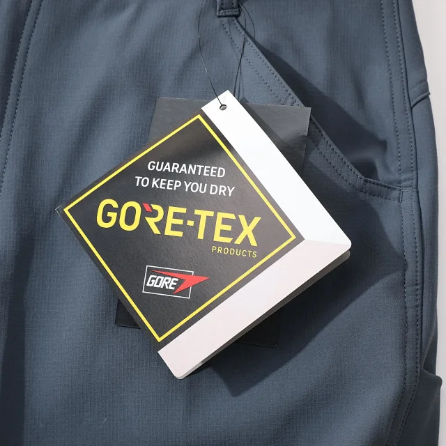 Arc'teryx Trousers GORE-TEX cargo with zippered thigh pocket product detail image 25