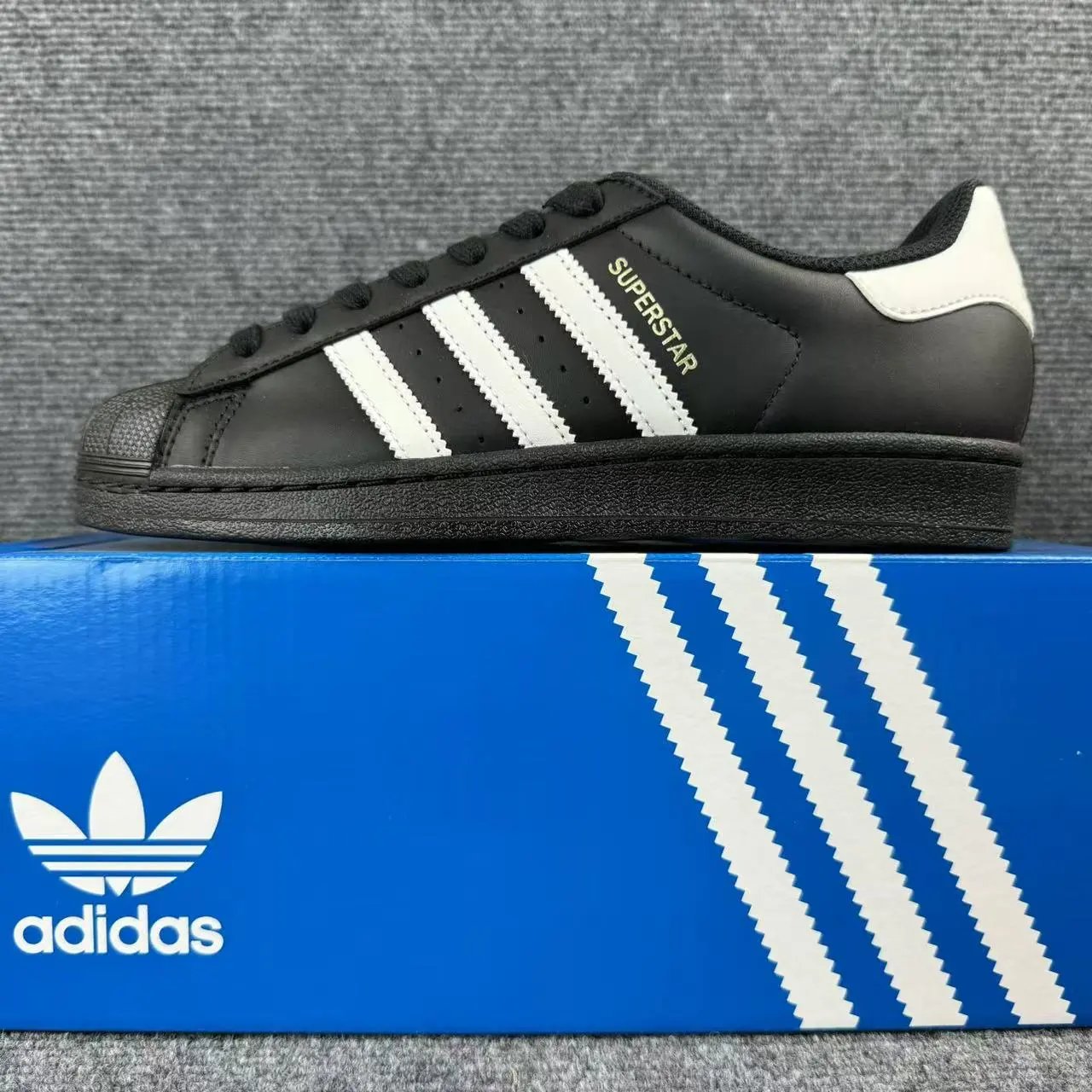 Black & White with Gold Label (7140)