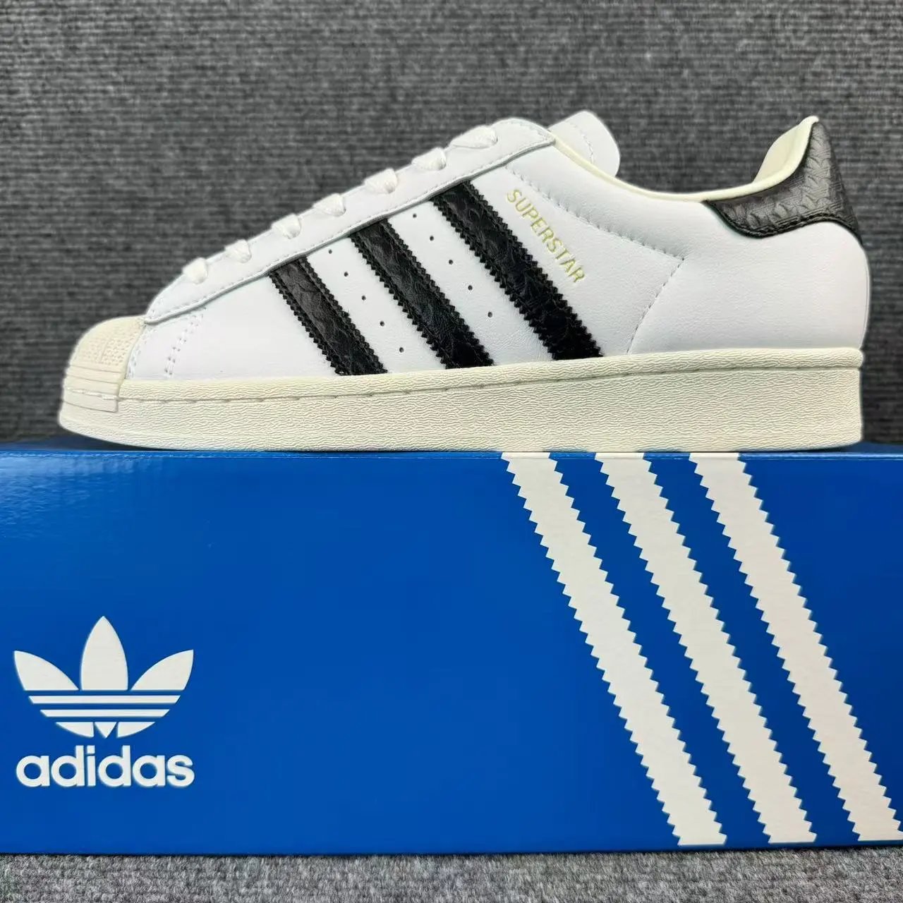 White & Black Stripe (3637)
