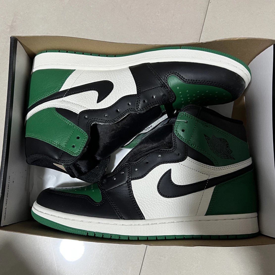 AJ1 black green toe