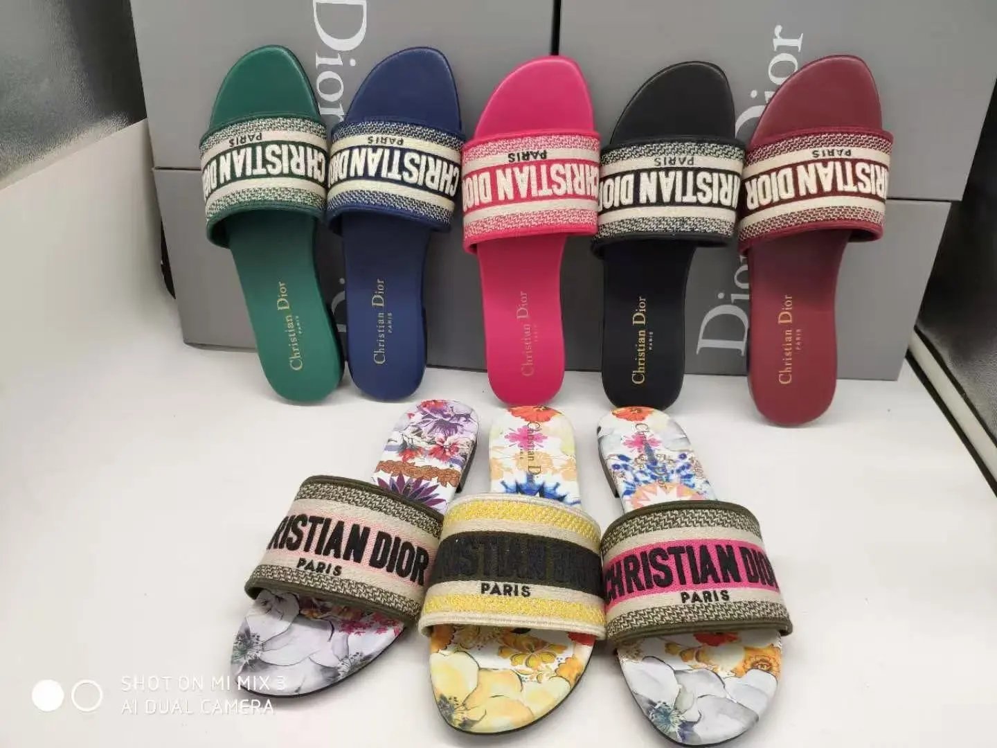 DI High-Quality 1:1 Slippers (For More Styles, Contact via WhatsApp: +86 13798875951)