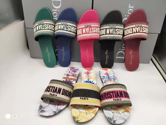 DI High-Quality 1:1 Slippers (For More Styles, Contact via WhatsApp: +86 13798875951)