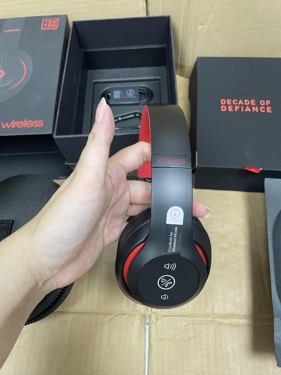 Beats Studio 3 black and red