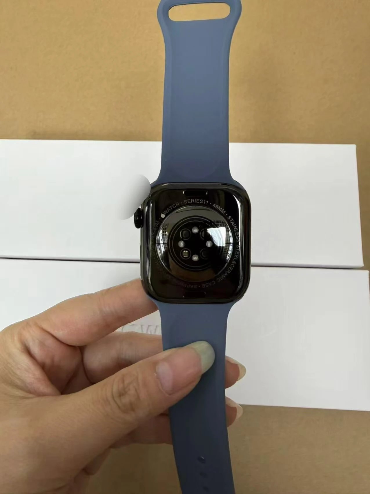 亮黑边框配蓝色表带 Glossy black bezel with blue s