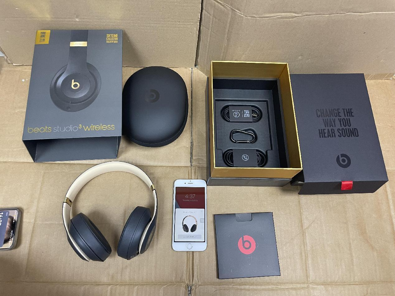 Beats Studio 3 black and gold
