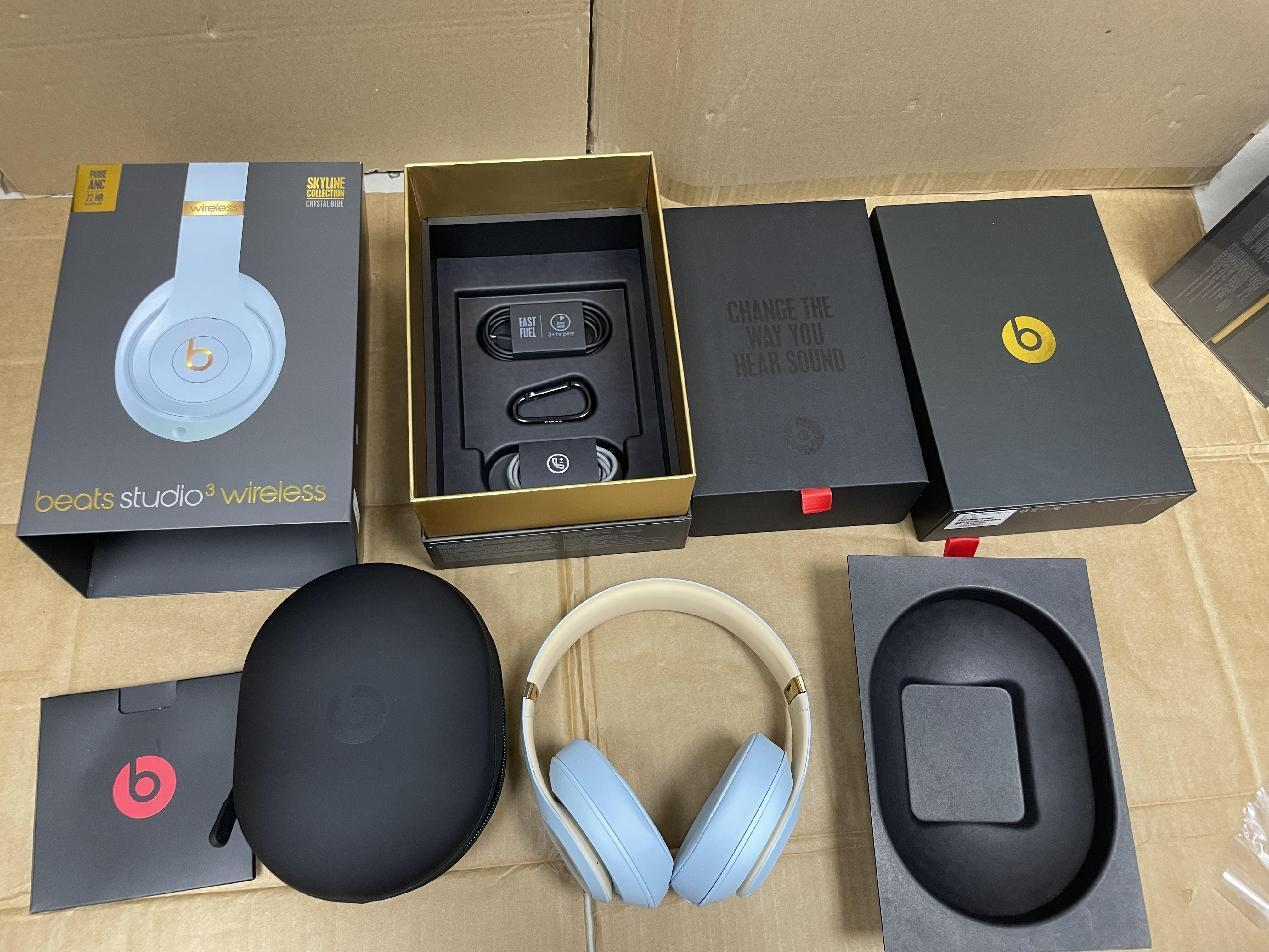 Beats Studio 3 blue and black