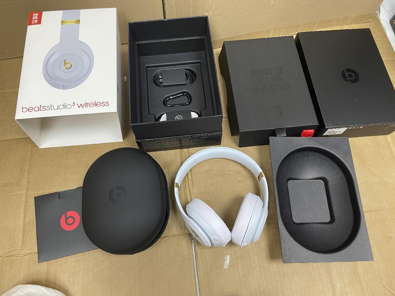 Beats Studio 3 White with a touch of blue