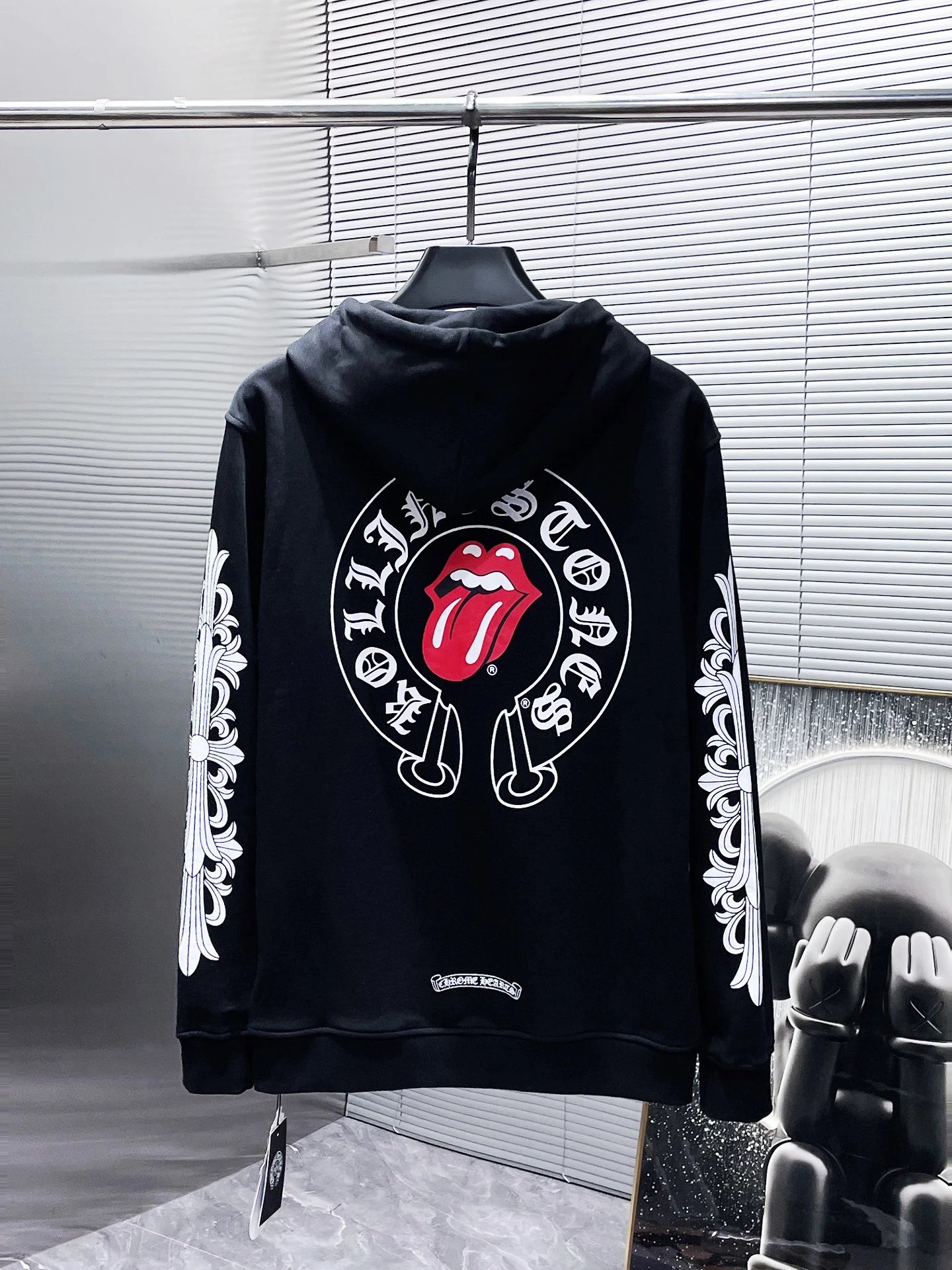Red Lips Black