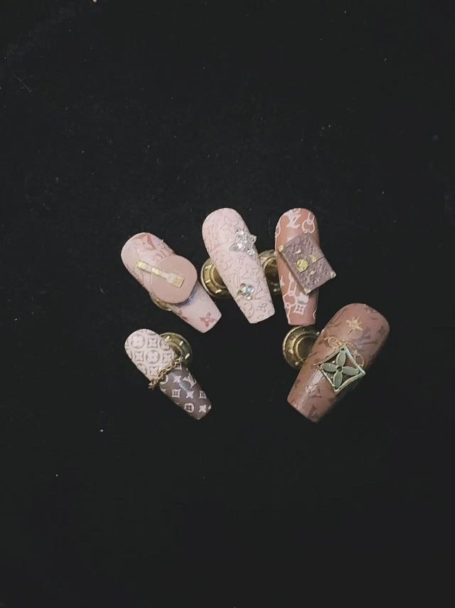 LV Nail Art: seller detail photo 1