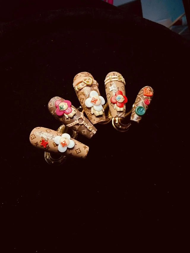 LV Nail Art: seller detail photo 3