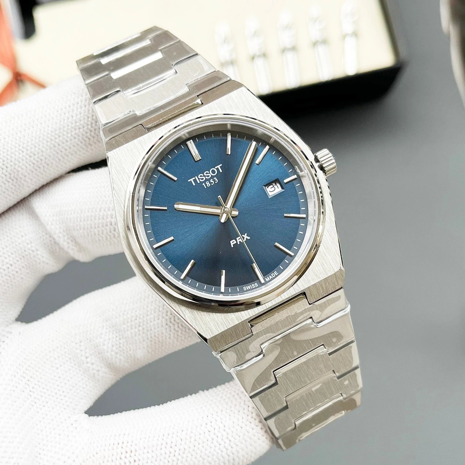 Silver case, Blue dial, Steel band