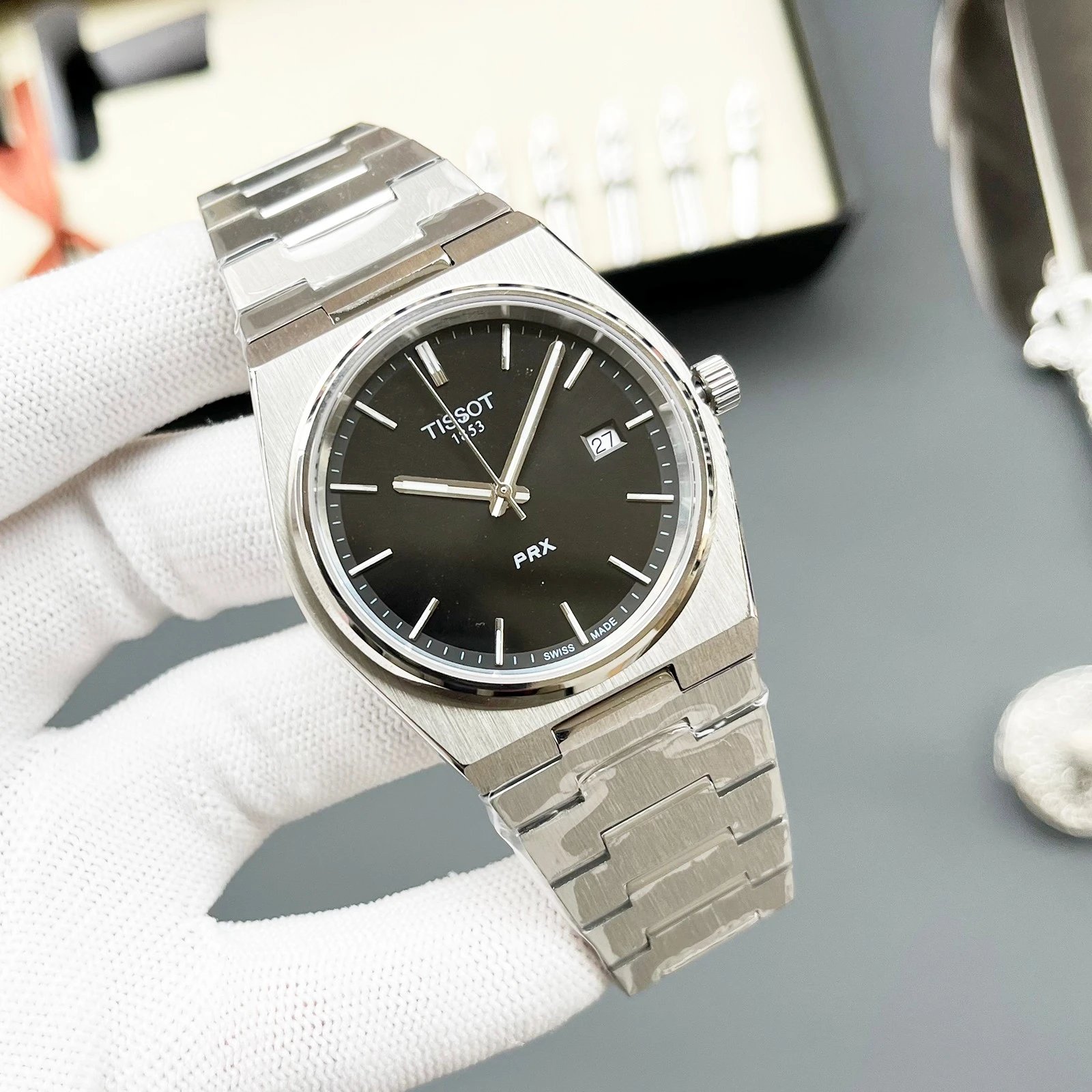 Silver case, Black dial, Steel band
