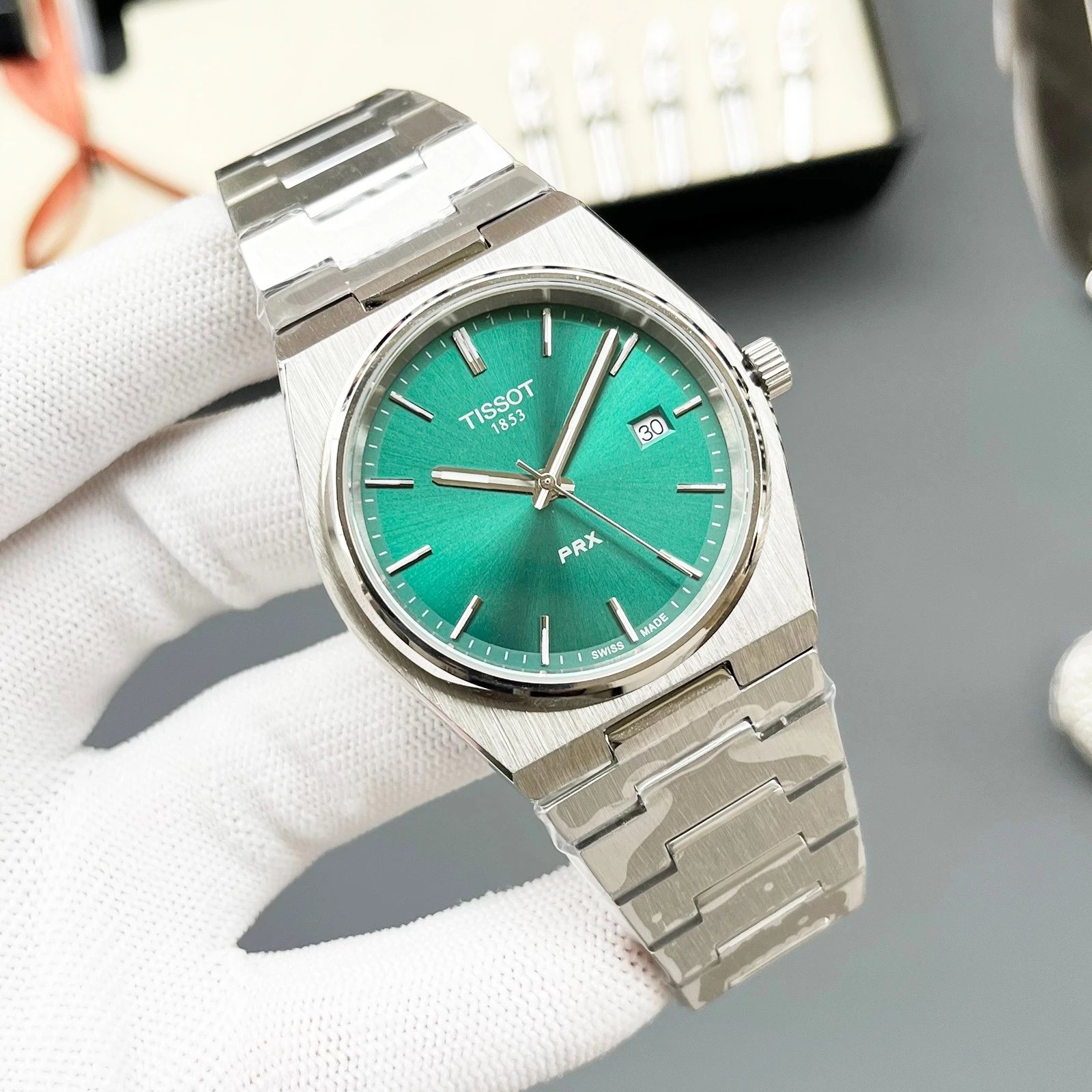 Silver case, Green dial, Steel band