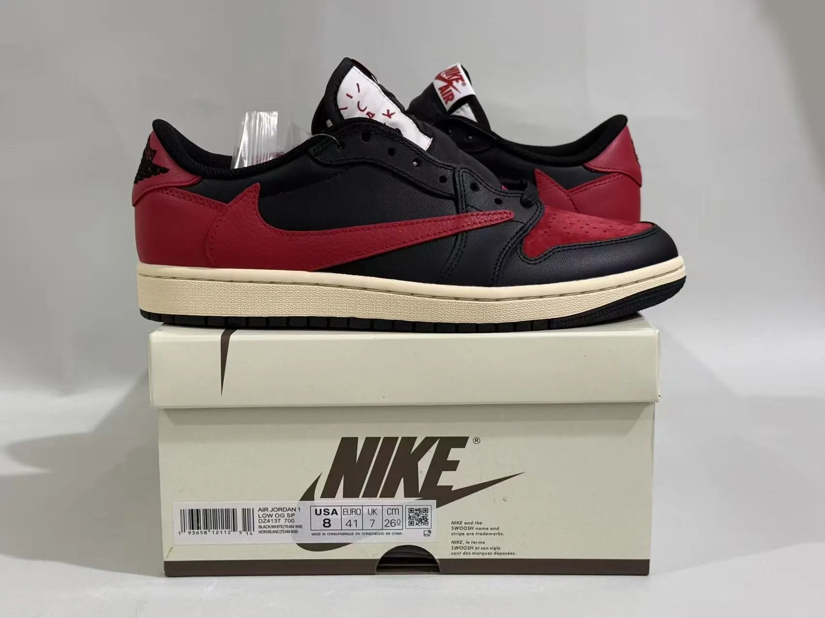 Black and red hook DZ4137-700
