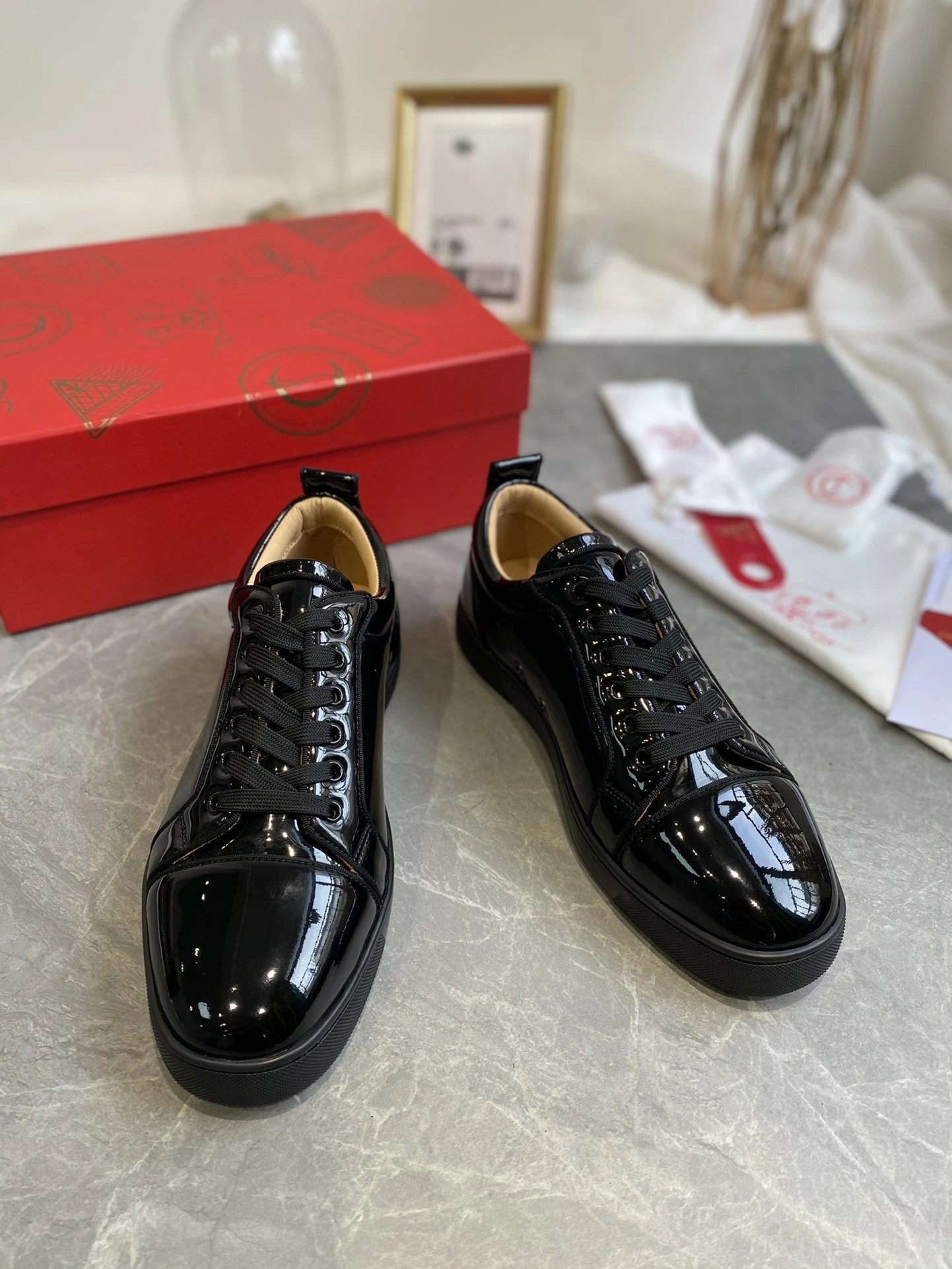 Glossy lacquer surface
