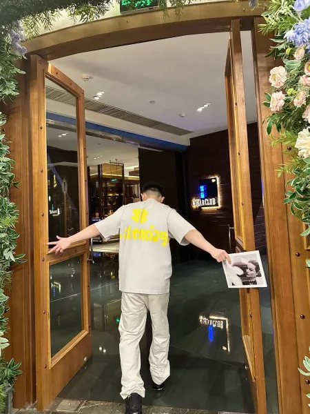 Balenciaga Logo Print Off-White T-Shirt - 73