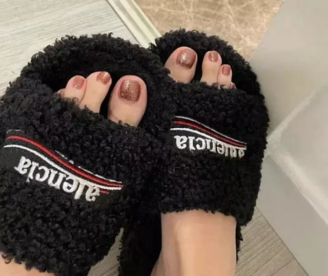Balenciaga Fur Slides: seller detail photo 5
