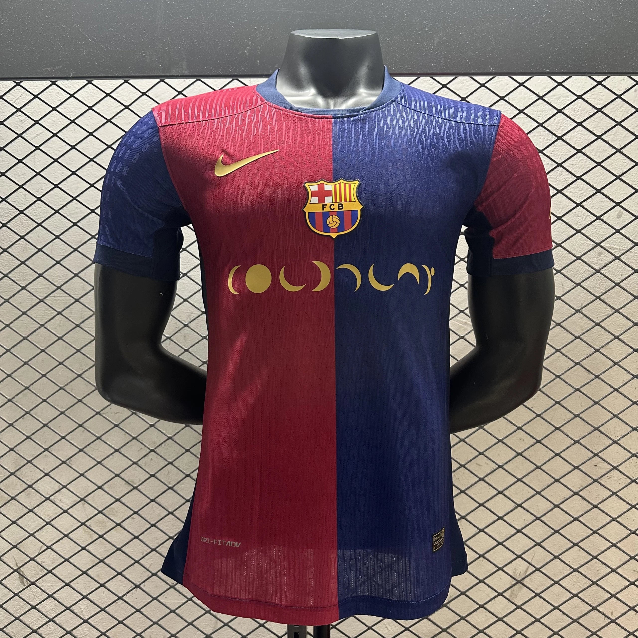 24-25巴萨主场球员月亮红蓝