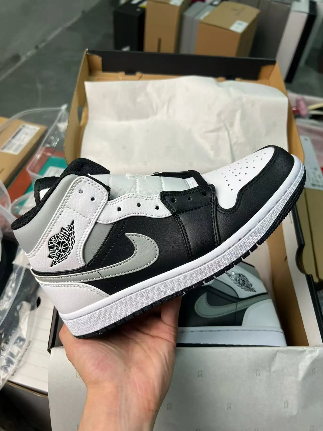 纯原头层公司级 现货稳定供应 Air Jordan 1 Mid "White Shadow" 中帮 灰白影子 AJ1 乔丹1代 aj1 乔1 中邦 黑白灰影子 原厂皮料原楦头原纸板 篮球鞋 男女同款