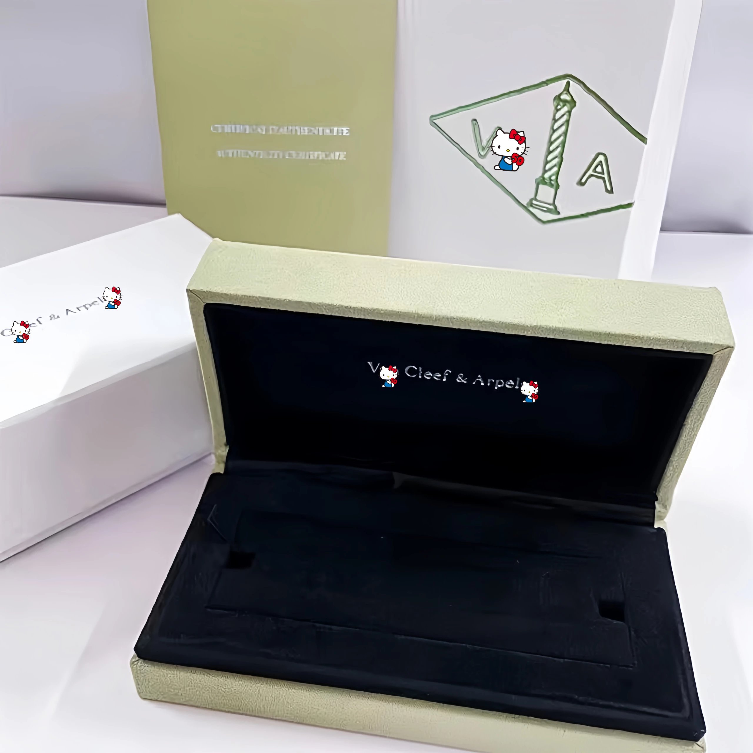 VC @ Gold Edition Bracelet Gift Set