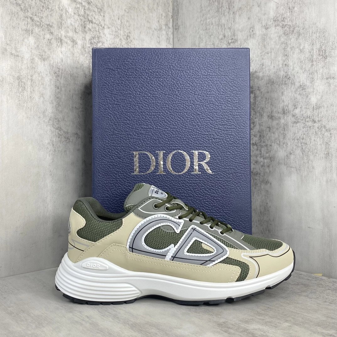 D*IOR 22ss B30 sneakers use modern lines and technical fabrics to create a smart and casual style.