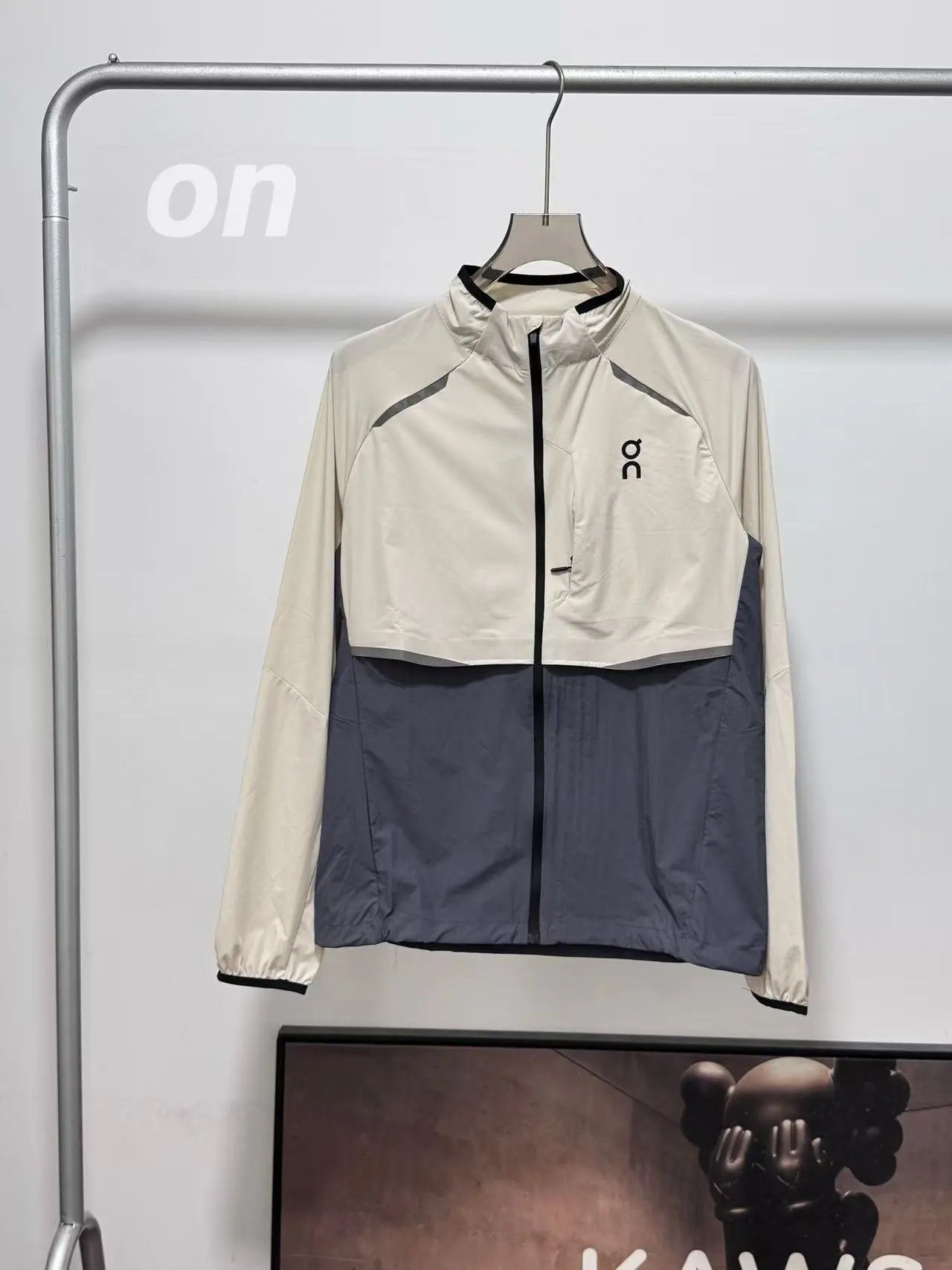 Khaki silver top