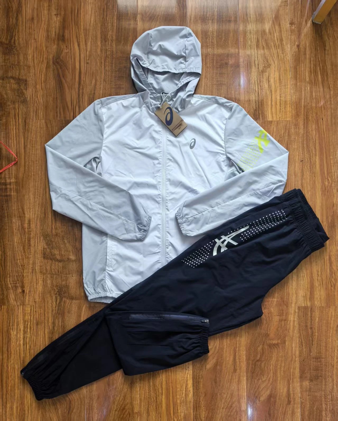 White jacket+navy blue pants