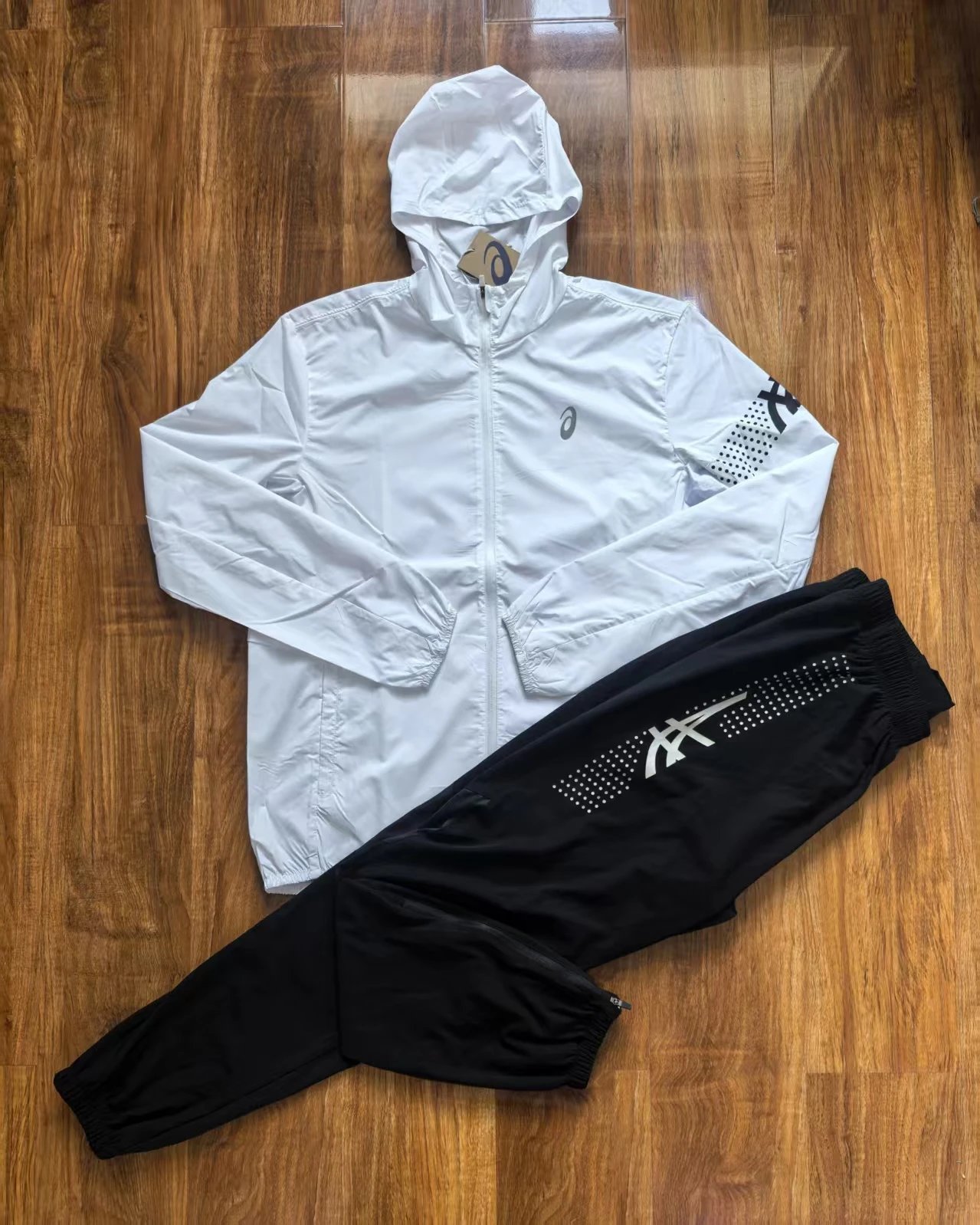 White jacket+black pants