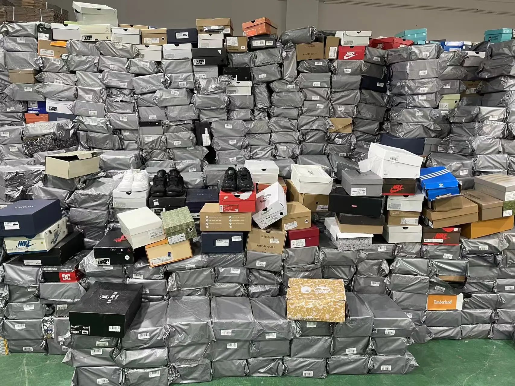 $10 Sneaker Blind Box – Random Brands & Styles
