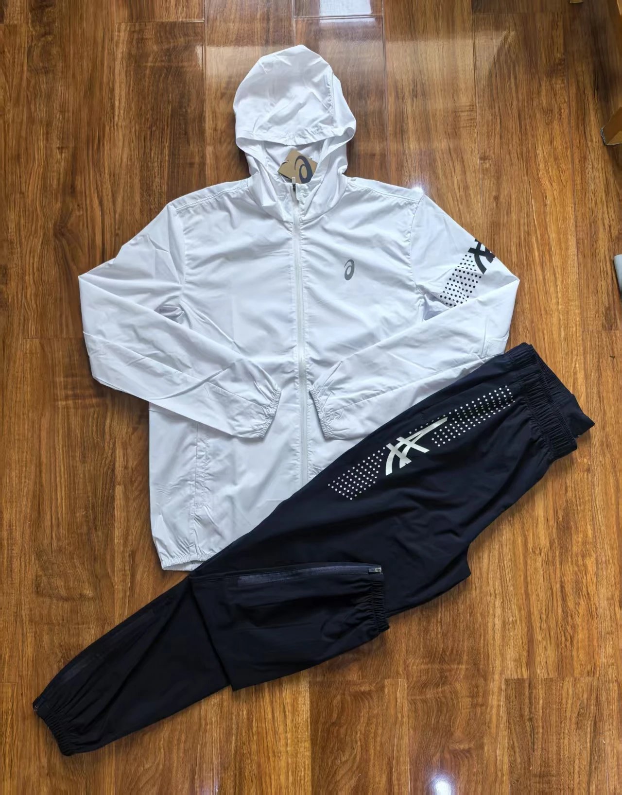 White jacket+navy blue pants