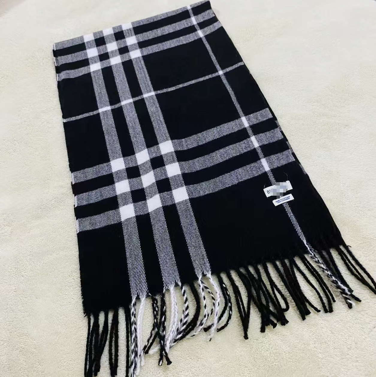 New label with high-quality black and white lines