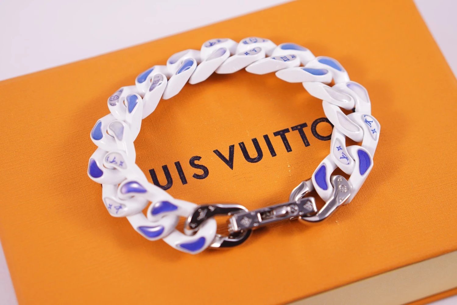 Bracelets； Blue sky white