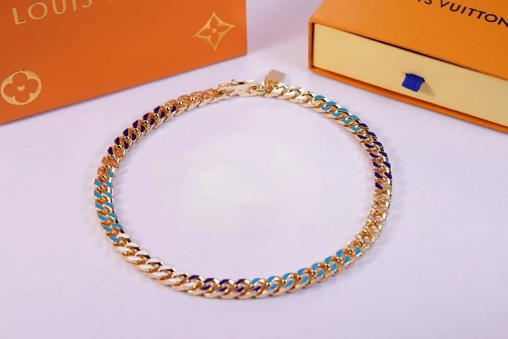 necklace； colorful