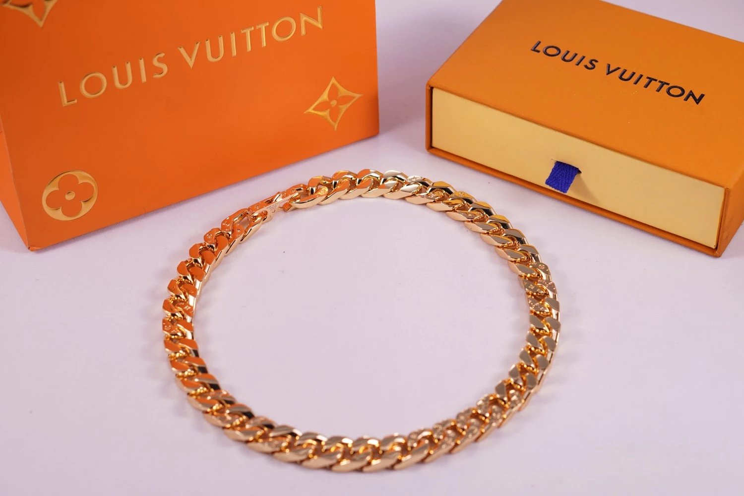 necklace； Gold necklace