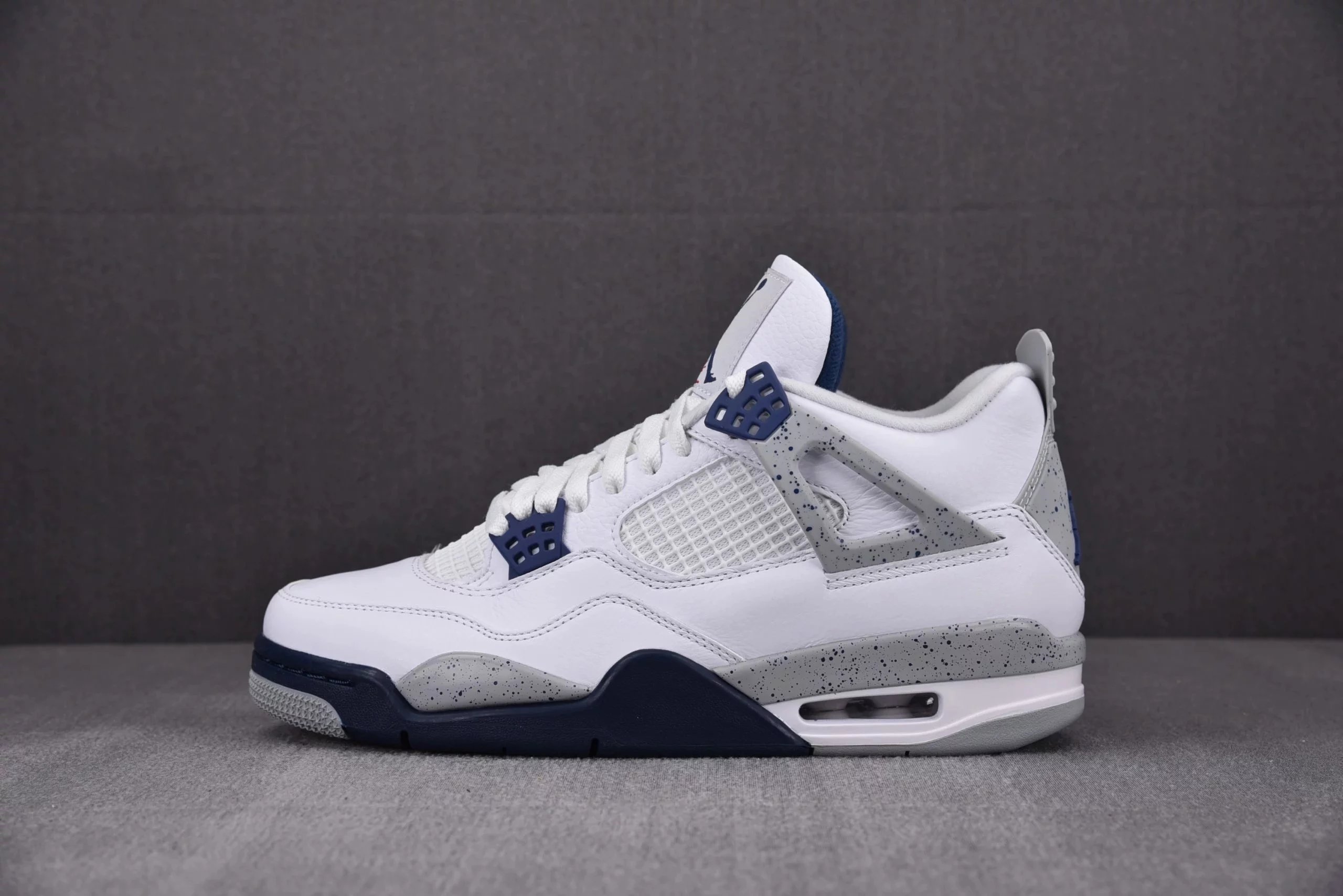 AJ 4