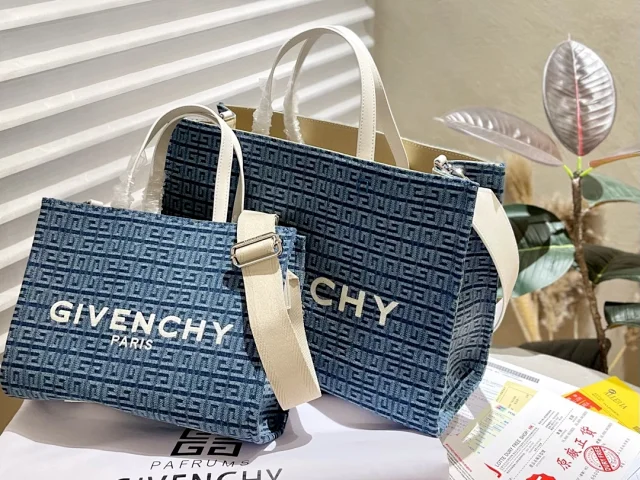 Givenchy Handbags Large studded tote handbag with pouch product detail image 4