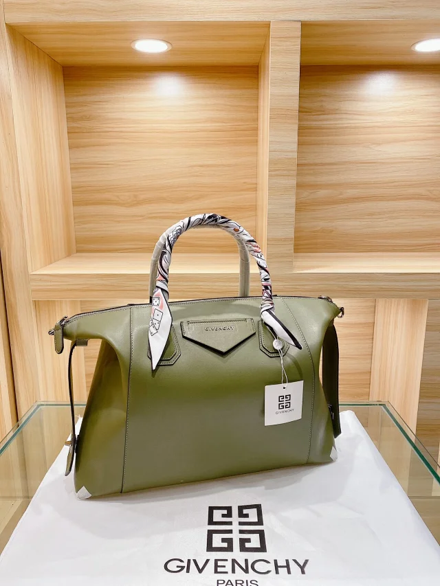 Givenchy Handbags Large studded tote handbag with pouch product detail image 11