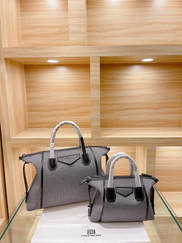 Givenchy Handbags Large studded tote handbag with pouch product detail image 7