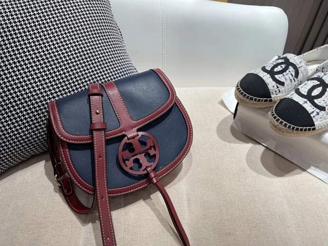 Tory Burch Crossbody Bags Logo flap product detail image 11