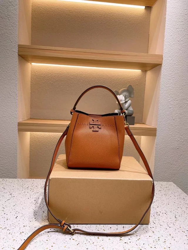 Tory Burch Crossbody Bags McGraw bucket bag with top handle product detail image 7